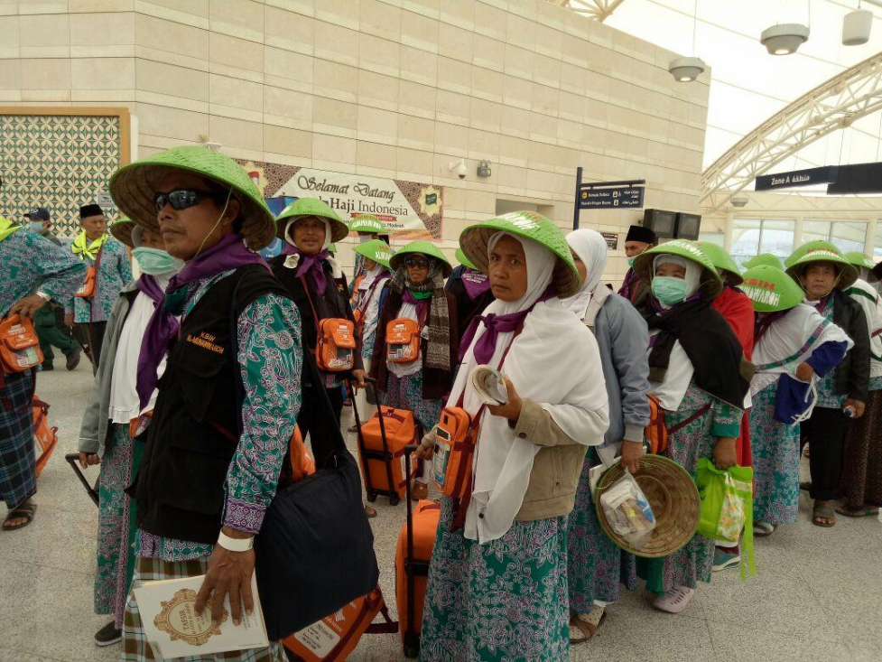 Pasukan Caping Serbu Bandara Madinah