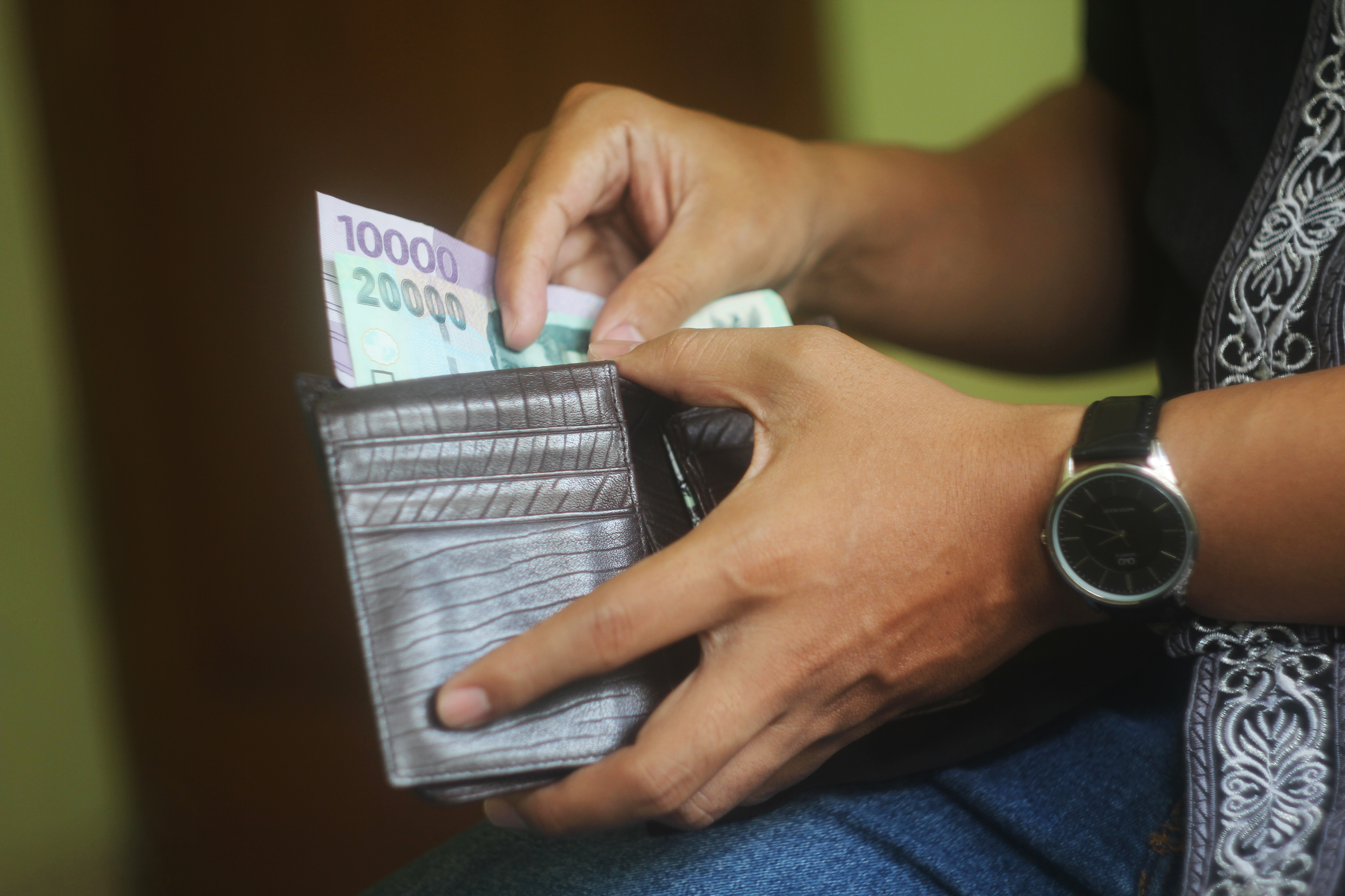 Kisah Mulyana Menjual Kenyataan