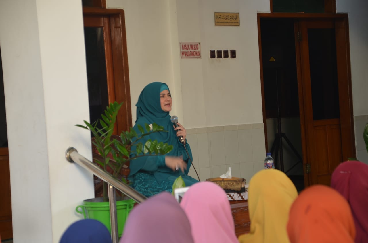 Astri Ivo: Orang Tua Harus Beri 2 Sayap untuk Anak