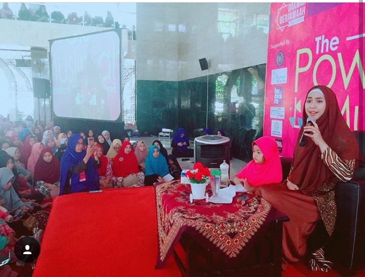 Oki Setiana Dewi: “6 Ciri Orang Bertakwa kepada Allah Swt”