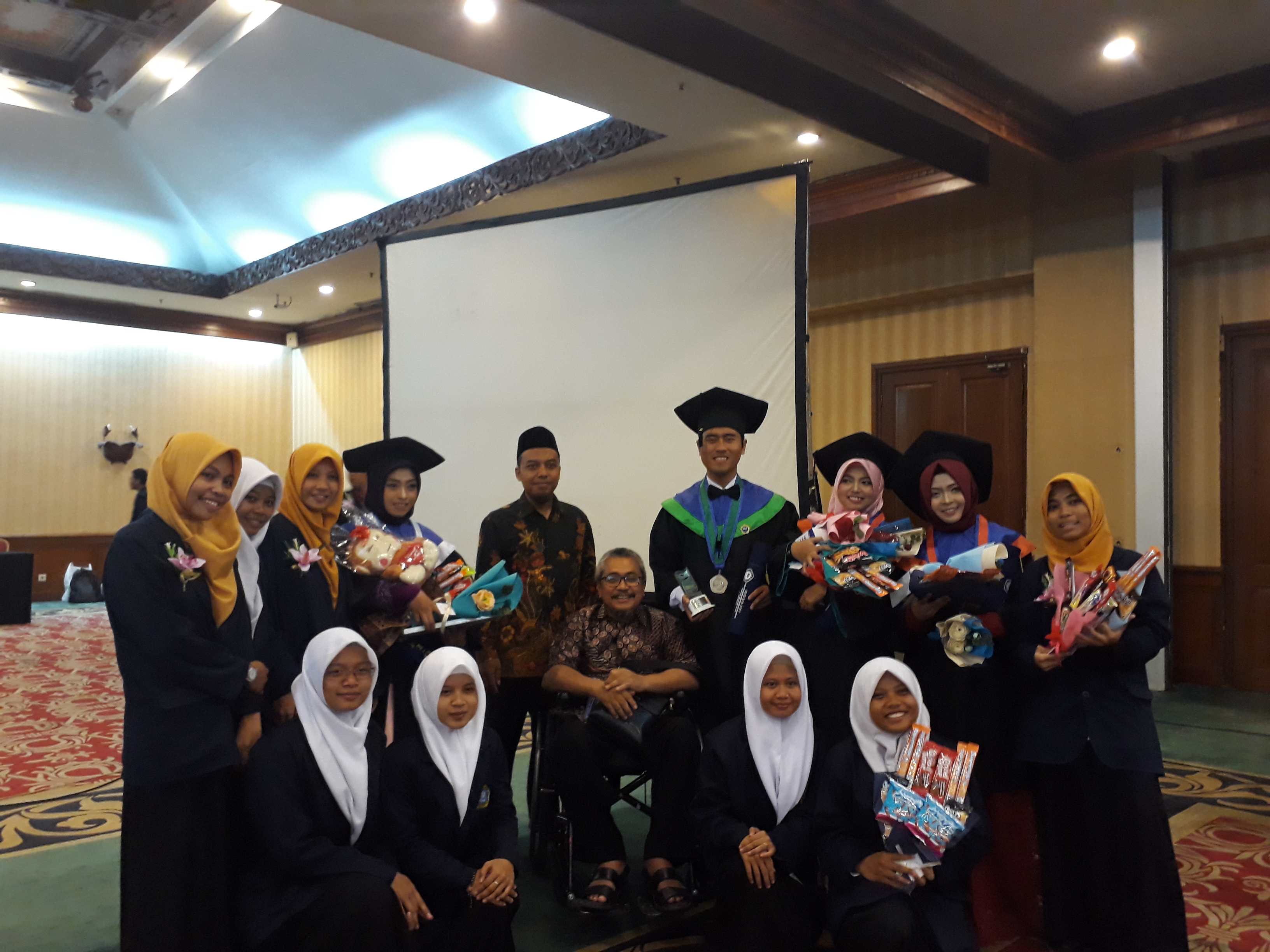 241 Mahasiswa STMIK Sinus Diwisuda, 5 Wisudawan Penerima Beasiswa dari Solopeduli