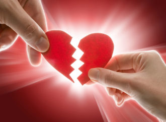 Sudah Berkeluarga namun Tertarik dengan Orang Lain? Coba Renungkan Ini