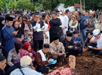 Jenazah Aa Jimmy, Istri dan Dua Anaknya Dimakamkan