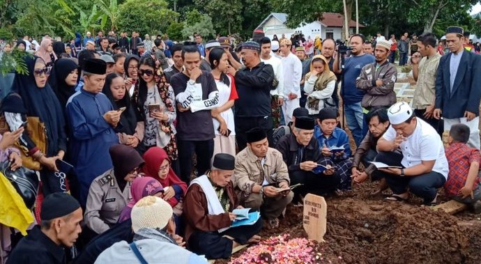 Jenazah Aa Jimmy, Istri dan Dua Anaknya Dimakamkan