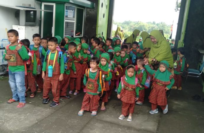 Seru, Inilah yang Dilakukan Siswa TKIT Permata Hati Surakarta saat Berkunjung ke Kantor CILUKBA