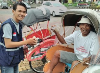 SOLOPEDULI Bagikan Makanan untuk Petugas Kebersihan dan Tukang Becak di Solo Baru