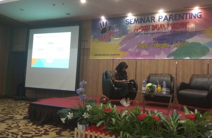 Riana Cahyani Berikan Seminar Bullying yang Terjadi Pada Anak