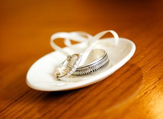 Suami Pelit kepada Istri, Bagaimana Cara Islam Menyikapinya?