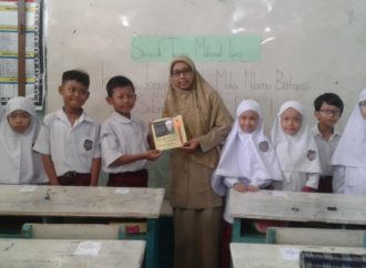 Peringati HGN, Siswa SDIT Nur Hidayah Beri Hadiah Kejutan buat Para Guru