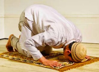 Menghamparkan Sajadah Bagi Orang Salat, Bagaimana Hukumnya?