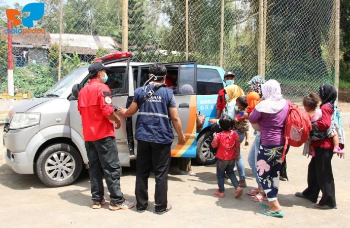 SOLOPEDULI Bagi-Bagi Abon & Siagakan Ambulans di Tempat Pengungsian Merapi