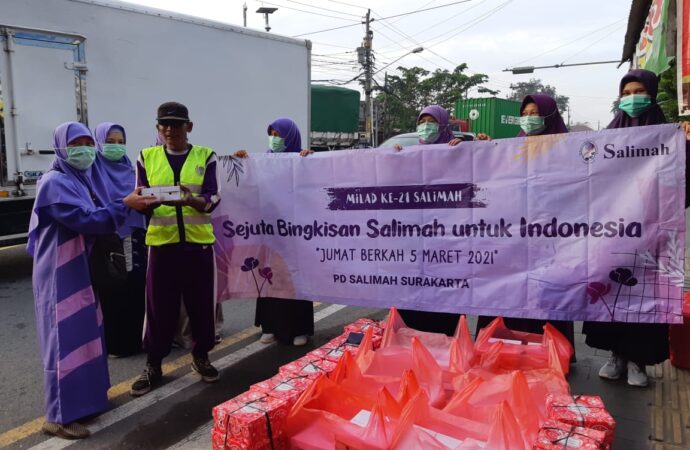 Milad ke-21, Salimah Surakarta Berbagi 250 Nasi Box
