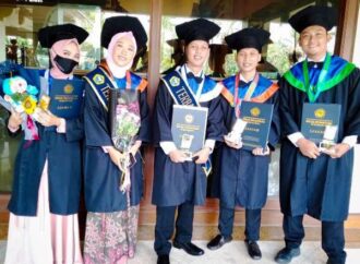 2 Dari 5 Mahasiswa Penerima Beasiswa SOLOPEDULI-STMIK Sinus Jadi Wisudawan Terbaik