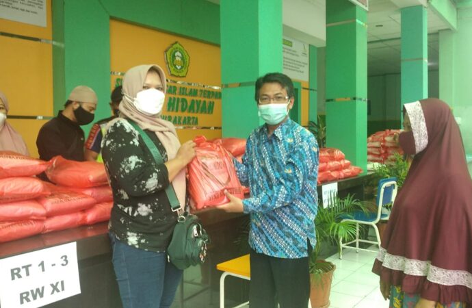 SDIT Nur Hidayah Bagikan Zakat Fitrah ke Warga