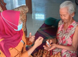 Ikuti KKN, Mahasiswa Univet Bagikan Handsanitizer dan Jamu