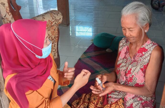 Ikuti KKN, Mahasiswa Univet Bagikan Handsanitizer dan Jamu