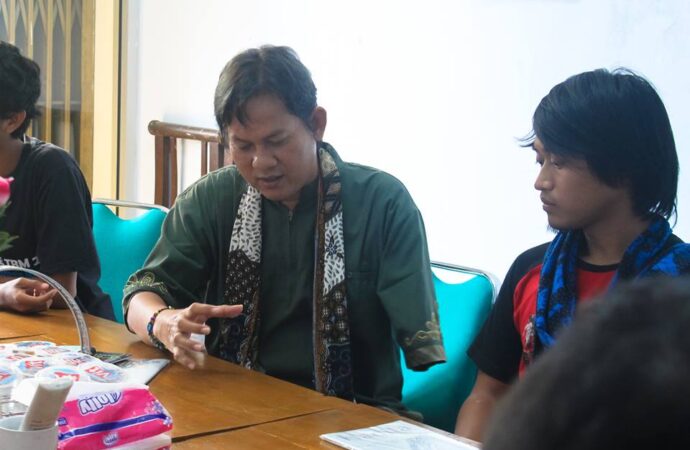 Mengenal Gol A Gong, Penulis dengan Segudang Aktivitas