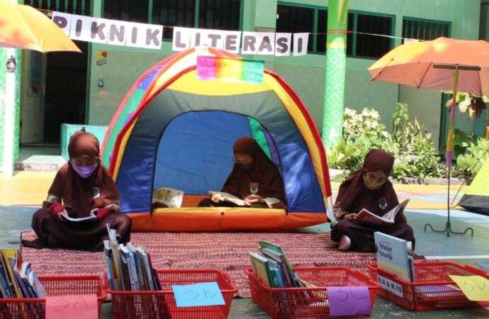 Piknik Literasi, Awali Belajar Siswa Kelas 3 SDIT Nur Hidayah Surakarta