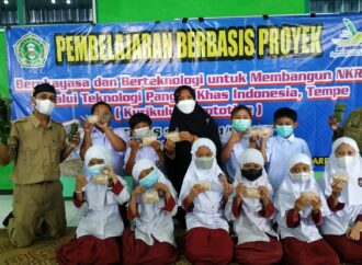 Jeda Pasca PTS, Siswa SDIT Nur Hidayah Surakarta Ikuti Proyek Pembuatan Tempe