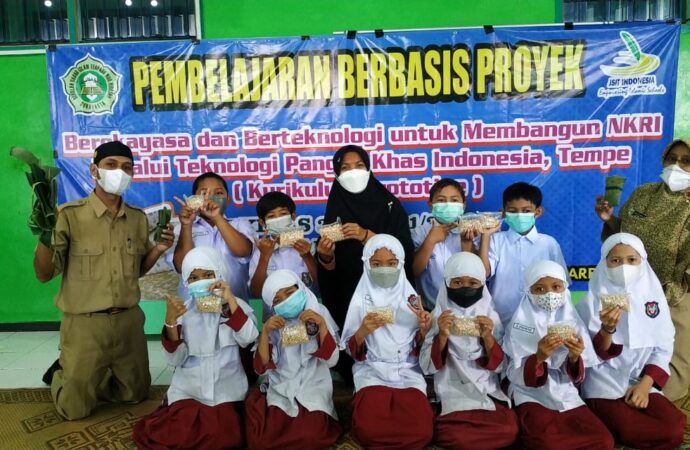 Jeda Pasca PTS, Siswa SDIT Nur Hidayah Surakarta Ikuti Proyek Pembuatan Tempe
