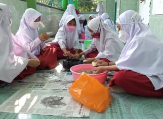 Rekayasa Pangan Non-Minyak, Murid SDIT Nur Hidayah Belajar Membuat Telur Asin Rempah