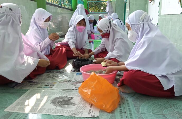 Rekayasa Pangan Non-Minyak, Murid SDIT Nur Hidayah Belajar Membuat Telur Asin Rempah