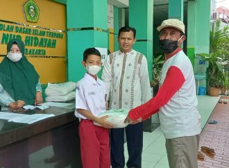 Murid SDIT Nur Hidayah Solo Bagikan 305 Paket Zakat