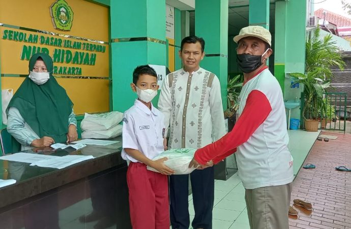 Murid SDIT Nur Hidayah Solo Bagikan 305 Paket Zakat