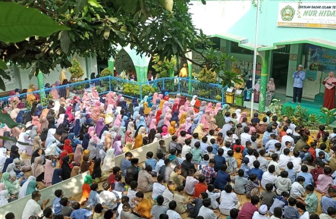 Hari Pertama Sekolah Pascalibur Idulfitri, Murid SDIT Nur Hidayah Ikuti Halalbihalal