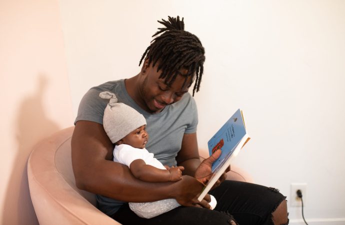 3 Cara Mengajarkan Anak Membaca bagi Orang Tua