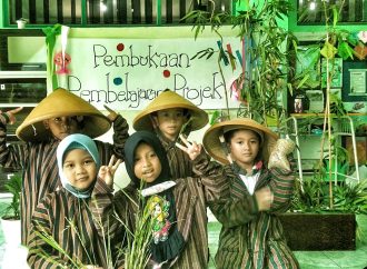 Senangnya Murid-Murid Kelas 1 SDIT Nur Hidayah Solo Belajar Menjadi Petani