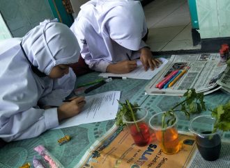 Kegiatan SDIT Nur Hidayah: Asah Murid Berpikir Kritis dengan Lakukan Percobaan