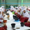 Seru, Murid SDIT Nur Hidayah Solo Menanam Empon-Empon dalam Pot