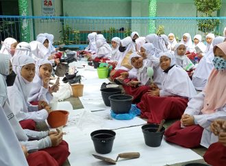 Seru, Murid SDIT Nur Hidayah Solo Menanam Empon-Empon dalam Pot