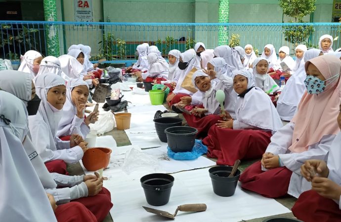 Seru, Murid SDIT Nur Hidayah Solo Menanam Empon-Empon dalam Pot
