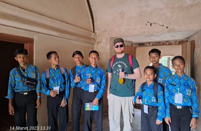 Latihan Bicara Bahasa Inggris, Santri SMP IT Smart Cendekia Hunting Tourist di Jogja