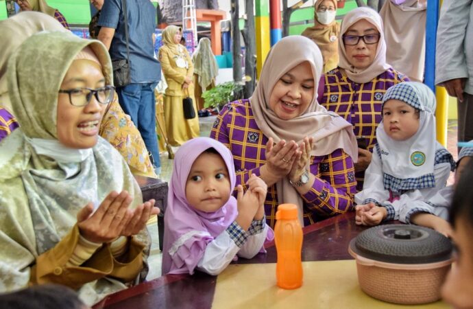 Bunda PAUD Maros Kunjungi PAUD IT Nur Hidayah Solo