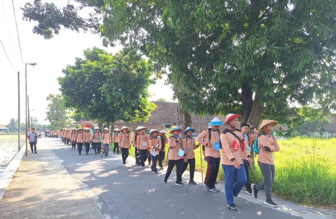 Hardiknas, Pengembara EKSPRADA VIII SMAIT Nur Hidayah Berjalan Kaki 30 Km