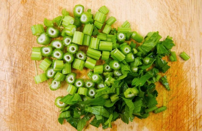 Suburkan Rambut dengan Seledri