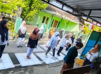 Cegah Risiko Jatuh pada Lansia: Tim Pengabmas Jurusan Fisioterapi Poltekkes Kemenkes Surakarta Latih Kader Posyandu Tohudan Colomadu Metode Square Stepping Exercise