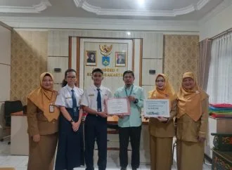 Aksi Solidaritas SMPN 9 Surakarta Titipkan Amanah Kemanusiaan kepada SOLOPEDULI untuk Penyintas Gempa NTT